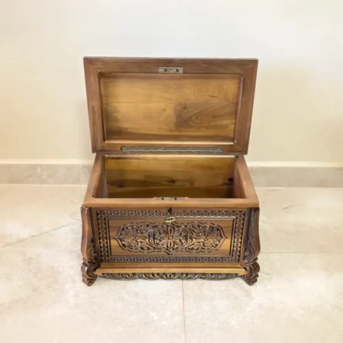 Maraş El Oyma Ceviz Ahşap Çeyiz Sandığı – 50x30x30 cm | Papatya Eskitme Model