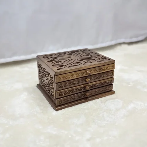 El Oyma Ceviz Ahşap 4 Çekmeceli Tespih Kutusu – Kadife Kaplı Ahşap Koleksiyon Kutusu 30x36x22 cm