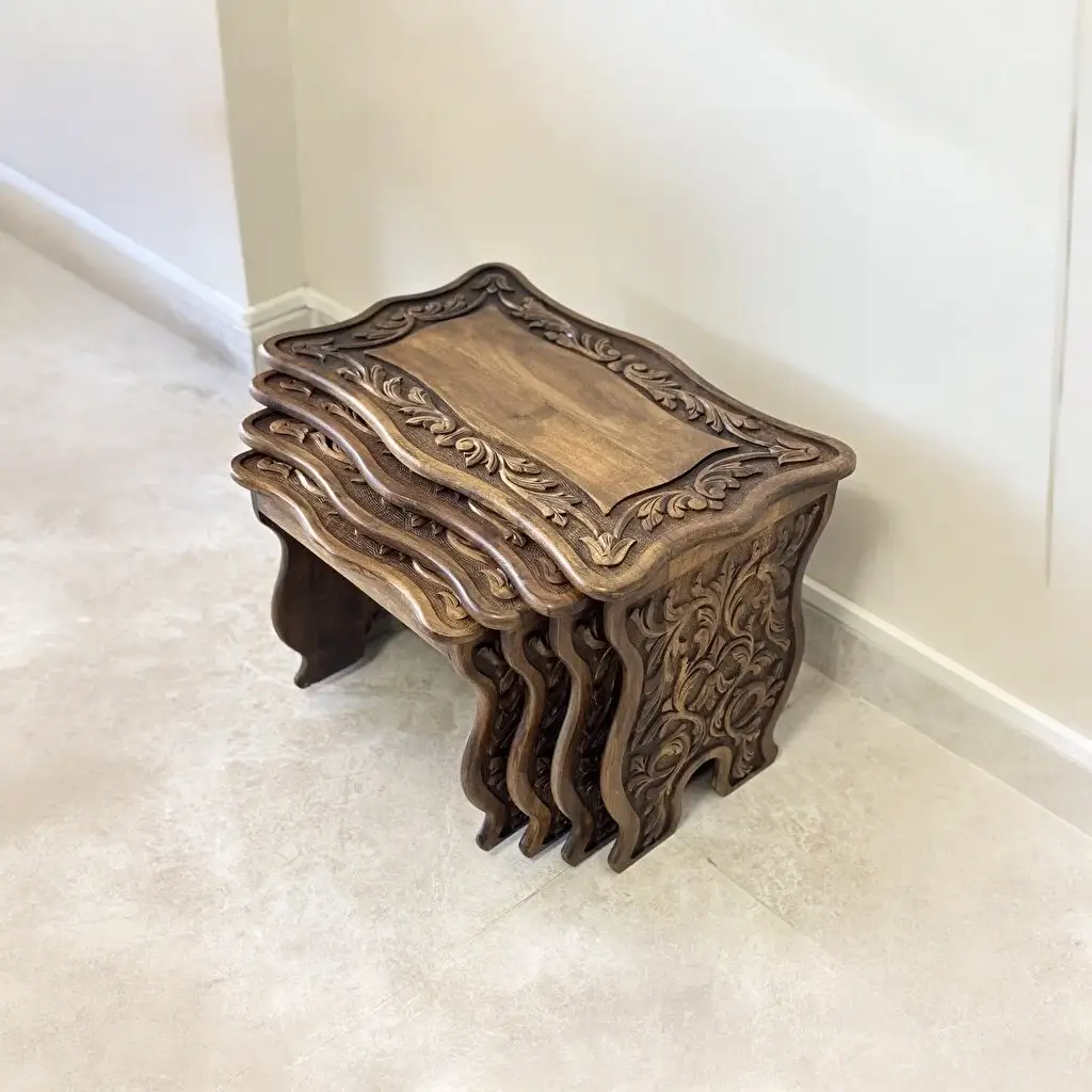 Maraş El Oyma 4’lü Servis Sehpası – 65x40x50 cm Ceviz Ahşap Zigon Sehpa Takımı - Görsel 2