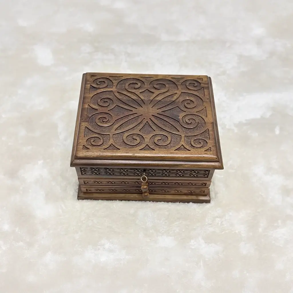 Ceviz Ağacından El Oyma Saat Aksesuar & Tespih Kutusu – 30x36x22 cm | 2 Çekmeceli Koleksiyon Kutusu - Görsel 3