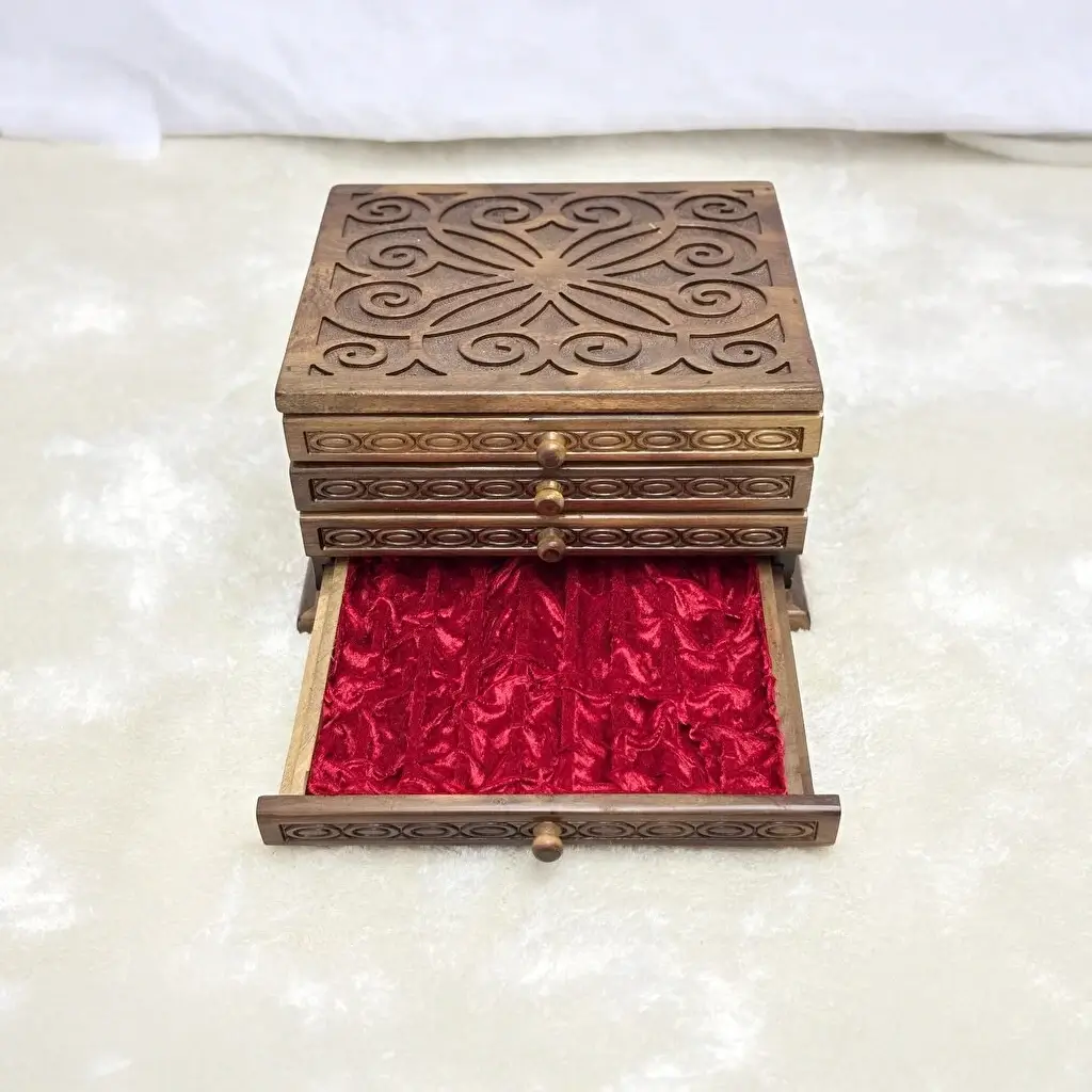 El Oyma Ceviz Ahşap 4 Çekmeceli Tespih Kutusu – Kadife Kaplı Ahşap Koleksiyon Kutusu 30x36x22 cm - Görsel 3