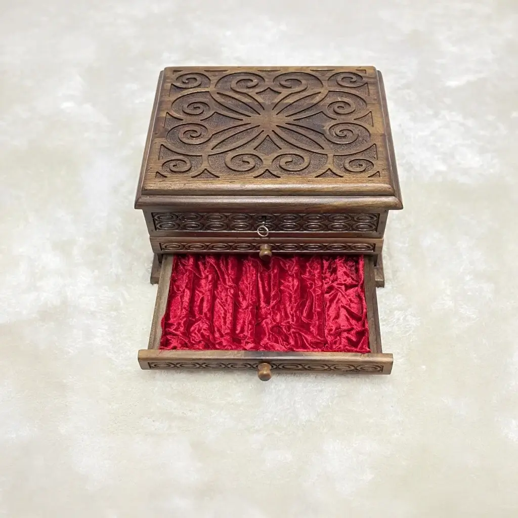 Ceviz Ağacından El Oyma Saat Aksesuar & Tespih Kutusu – 30x36x22 cm | 2 Çekmeceli Koleksiyon Kutusu - Görsel 4