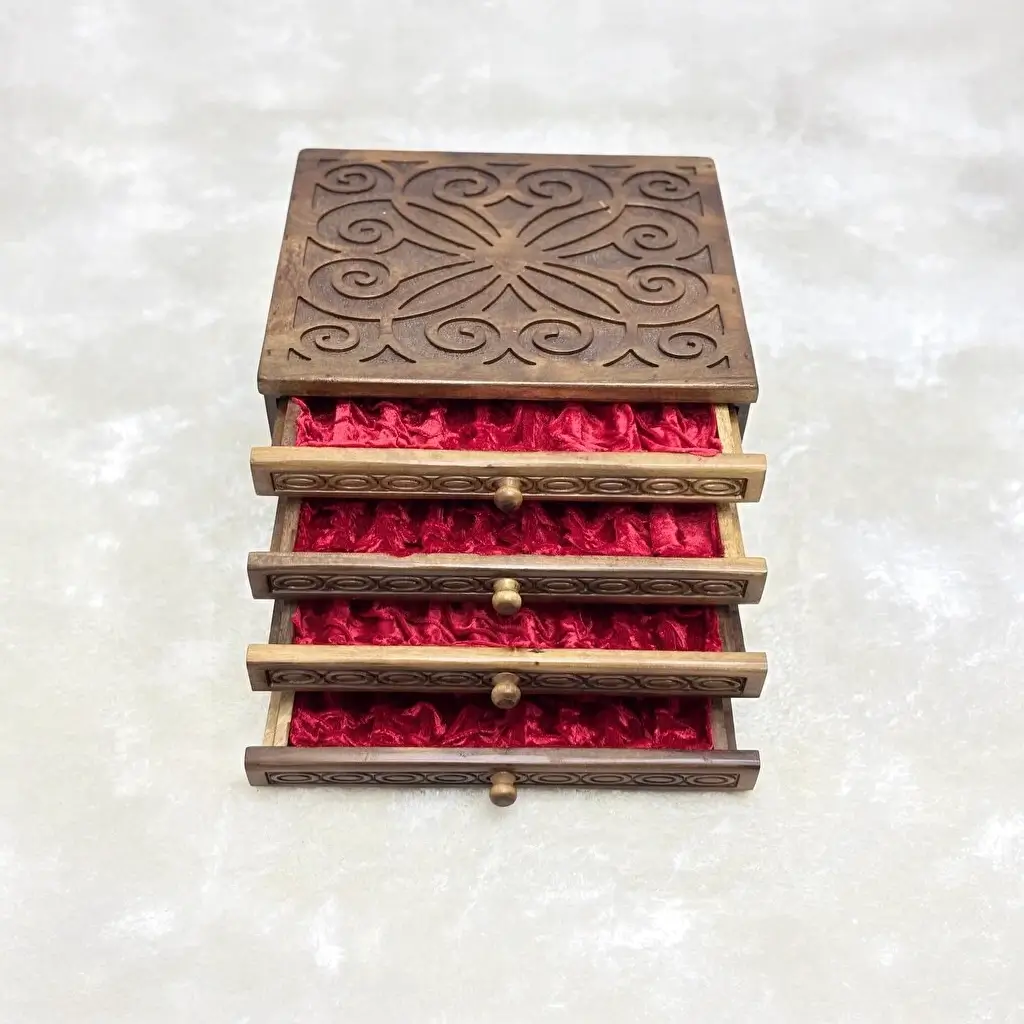 El Oyma Ceviz Ahşap 4 Çekmeceli Tespih Kutusu – Kadife Kaplı Ahşap Koleksiyon Kutusu 30x36x22 cm - Görsel 4