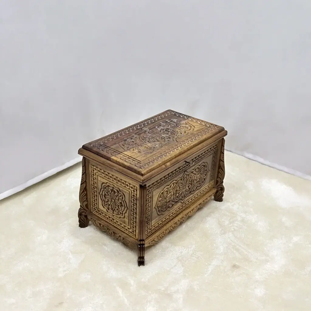 Maraş El Oyma Ceviz Ahşap Çeyiz Sandığı-Ahşap Sandık – 68x40x48 cm | Papatya Natural Model - Görsel 4