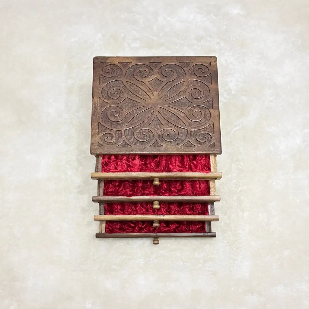 El Oyma Ceviz Ahşap 4 Çekmeceli Tespih Kutusu – Kadife Kaplı Ahşap Koleksiyon Kutusu 30x36x22 cm - Görsel 5